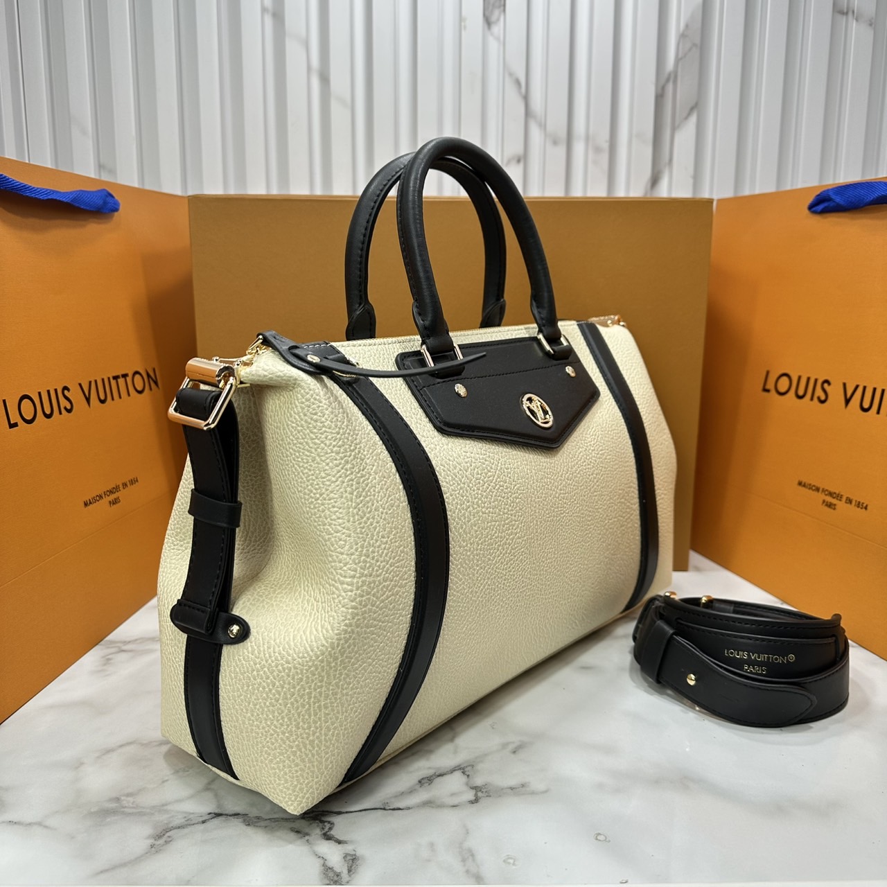 ORI หนังแท้ | LV Biker PM bag กระเป๋าสะพาย ใหม่ล่าสุดเปิดตัวโดดเด่นใน Spring -Summer 2025 ได้แรงบันดาลใจมาจากเสื้อแจ็คเก็ตไบเกอร์สุดไอคอนิก โทนสีคลาสสิกเหนือกาลเวลาไอเท็มหลักเปี่ยมสไตล์ประจำฤดูกาลนี้และในอนาคต