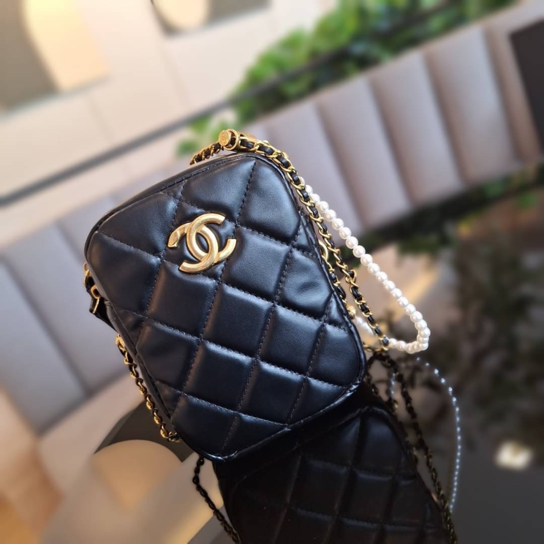 กระเป๋าสะพายข้างทรงยอดนิยม สวยหรู CHANEL VIP แบรนด์ดัง ตัวกระเป๋าหนังนิ่ม ขนาดกำลังน่ารัก อะไหล่ทองเข้มวินเทจ ด้านหน้าประดับโลโก้แบรนด์สีทอง