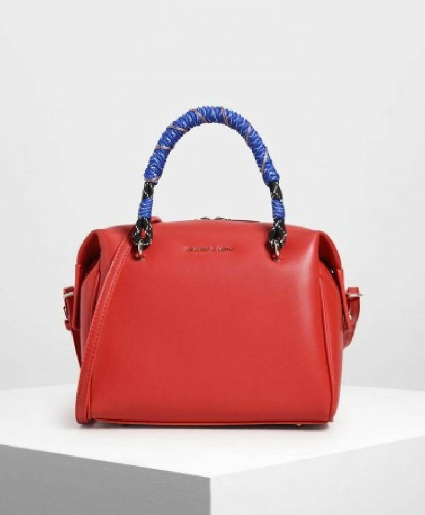 CHARLES & KEITH Nylon Twist Top Handle Bag กระเป๋าถือหรือสะพายรุ่นใหม่แบบชนช็อปทรง Bowling วัสดุหนังแกะสังเคราะห์เรียบสวยอยู่ทรงขนาดกำลังดี น่ารัก น้ำหนักเบา เปิดปิดด้วยซิปคู่สะดวกใช้ ภายในมีโลโก้และช่องซิป มีหมุดรองฐานกันรอยสี่มุม หูจับ Nylon Twist เพิ่ม