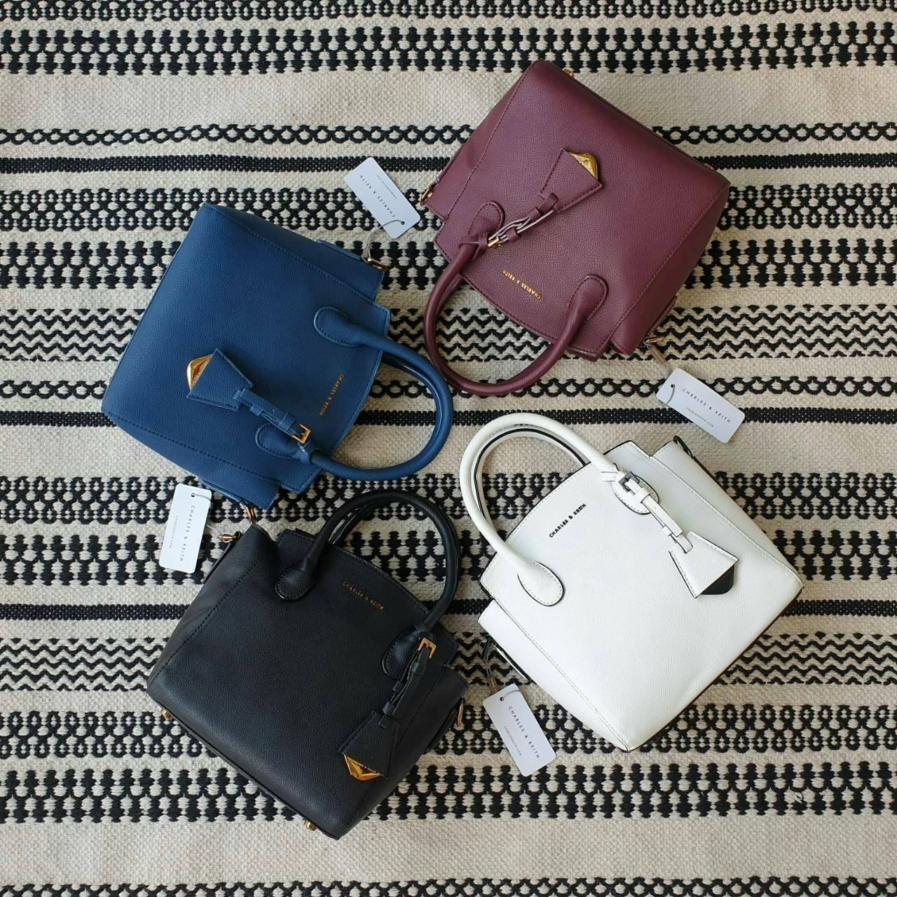 CHARLES & KEITH รุ่น CLASSIC DOUBLE TOP HANDLE BAG CK2-30270225-5 ราคาปกติช้อป (฿2,990.00) กระเป๋าถือ- สะพาย หนังสวยอยู่ทรง สไตล์คลาสสิค เรียบหรู ดูดี ทรงนี้ฮิตตลอดกาล เป็นรุ่นที่ขายดีสุดๆ ไม่มีตกเทรน ด้านหน้าติดโลโก้แบรนด์ อะไหล่ปั้มแบรนด์ มีหมุดรองฐานทั
