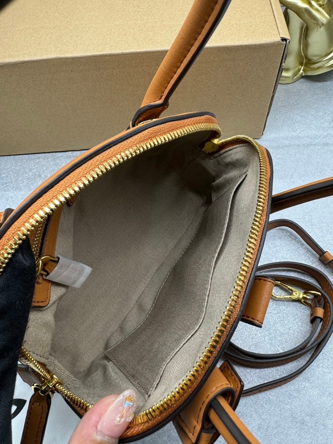 M.C.M TRACY TOTE IN VISETOS กระเป๋าถือ/สะพายข้าง ทรงยูนีคโดดเด่น น่าใช้ หูจับในตัว เกรดออริ สลับแท้ 1:1 ใช้งานต่างประเทศได้