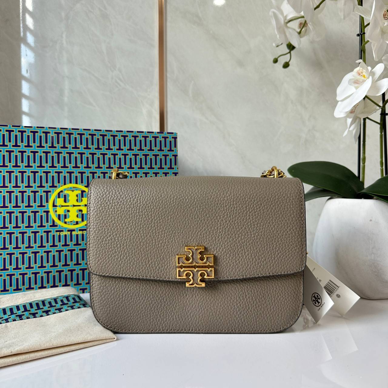 Tory Burch Britten Small Convertible Shoulder Bag คอลเลคชั่นใหม่สุดเรียบหรู กระเป๋าสะพายไหล่หรือสะพายข้าง วัสดุหนังอย่างดี ภายในแบ่งช่องเป็นสัดส่วน