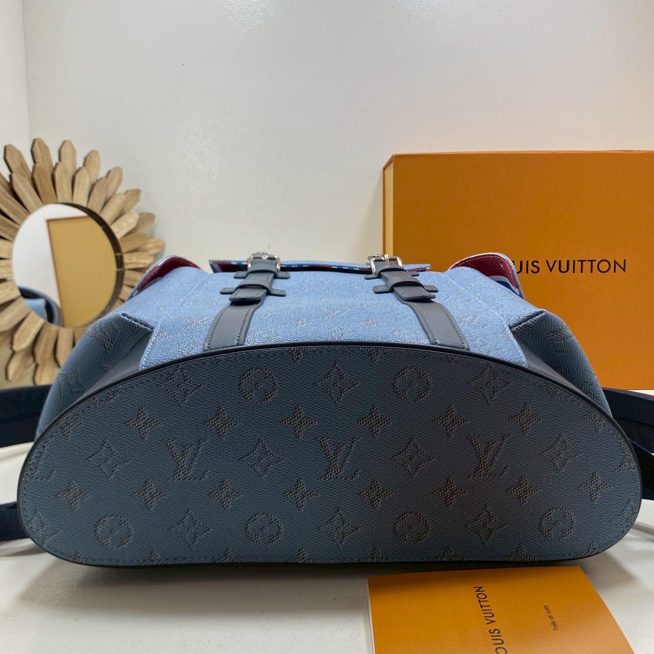 VIP หนังแท้ | LV Christopher MM Backpack กระเป๋าสะพายหลังรุ่นใหม่รังสรรค์จาก Monogram Heritage แคนวาสในสีสันที่ได้แรงบันดาลใจจากการท่องโลกผ่านผืนน้ำและเรือเดินสมุทรสุดหรู