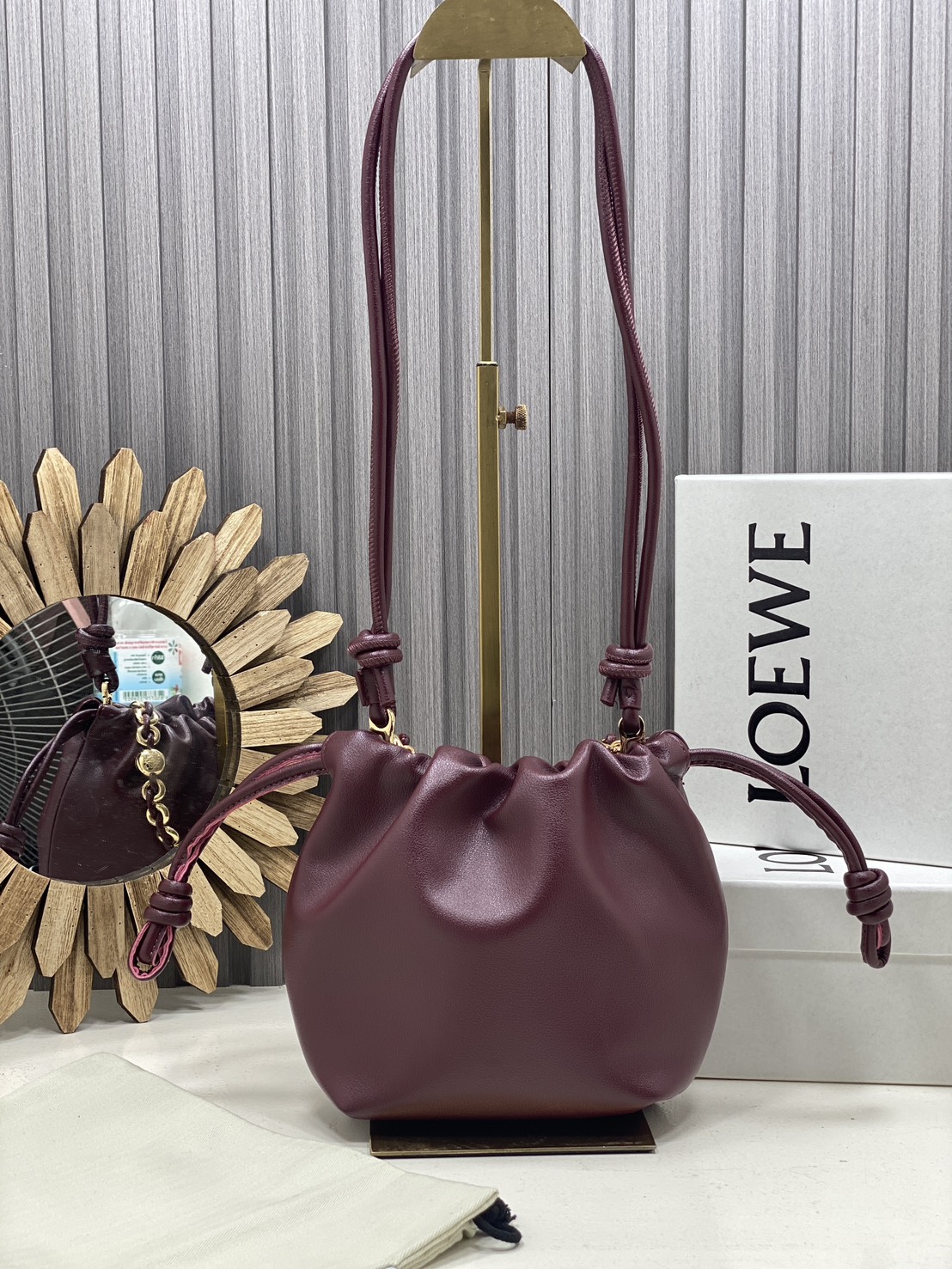 ORI หนังแท้ | LOEWE Mini Flamenco purse in mellow nappa leather / Loewe Bucket Bag กระเป๋าสะพายทรงบัคเก็ตไซส์มินิ หนังเรียบสวยหรู เรียบง่าย หนังแท้ผิวสัมผัสนุ่มมือ น้ำหนักเบาและนุ่มสบาย ดีไซน์จับจีบ เชือกผูกแบบปมโบราณ และสายโซ่รูปโดนัท