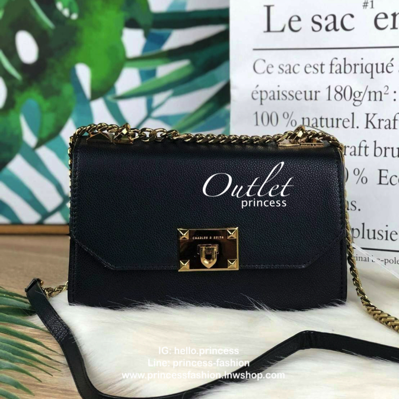 CHARLES & KEITH METAL PUSH LOCK CROSSBODY BAG รุ่นฮิตขายดีมีมาพร้อมส่งแล้วจ้า กับกระเ๋าสะพายไซส์น่ารัก วางอยู่ทรง เปิดปิดด้วย ตัวล็อกด้านหน้า ด้านในแบ่งเป็น 2 ช่องมีช่องซิปตรงกลาง จุของได้เยอะพอควรเลยค่ะ ใส่ iPhone plus ได้สบายๆ และของจุกจิกที่จำเป็น รุ่น