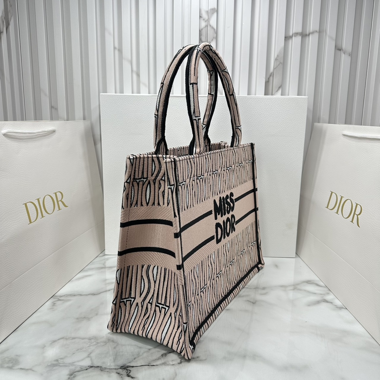 ORI หนังแท้ | Dior Miss Dior Allover Book Tote Handbag 14" กระเป๋าทรงโท้ทคอลใหม่ ดีไซน์ลวดลายกราฟฟิกสวยงามและหรูหราโดดเด่นไม่เหมือนใคร