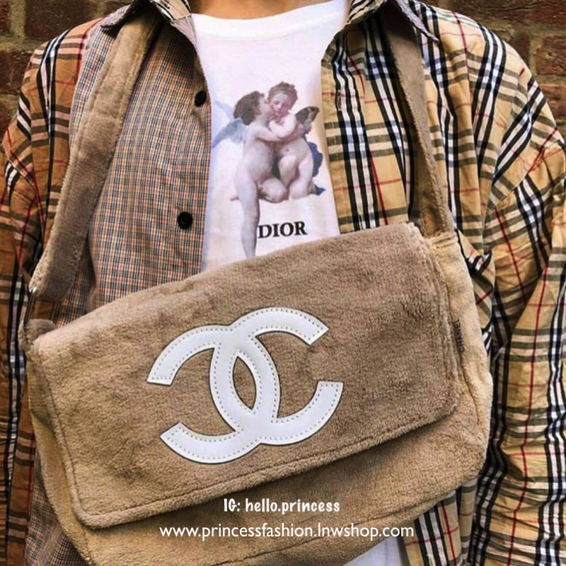 MUST HAVE ITEM 2019 !! รุ่นยอดฮิตของ *วัยรุ่นสายสตรีท ทั่วโลก จากงาน CHANEL VIP GIFTของแท้ 100% เป็นกระเป๋า ใบสวยรุ่นหายาก ขนาดกำลังดี ใช้ได้ทั้งหญิงชายเลยค่ะ ขนเฟอร์นิ่มมากกก เก็บของอย่างดี น้ำหนักเบา ด้านในมีช่องใส่ของจุกจิก MIX ได้หลากหลายแนว กับราคาสบ