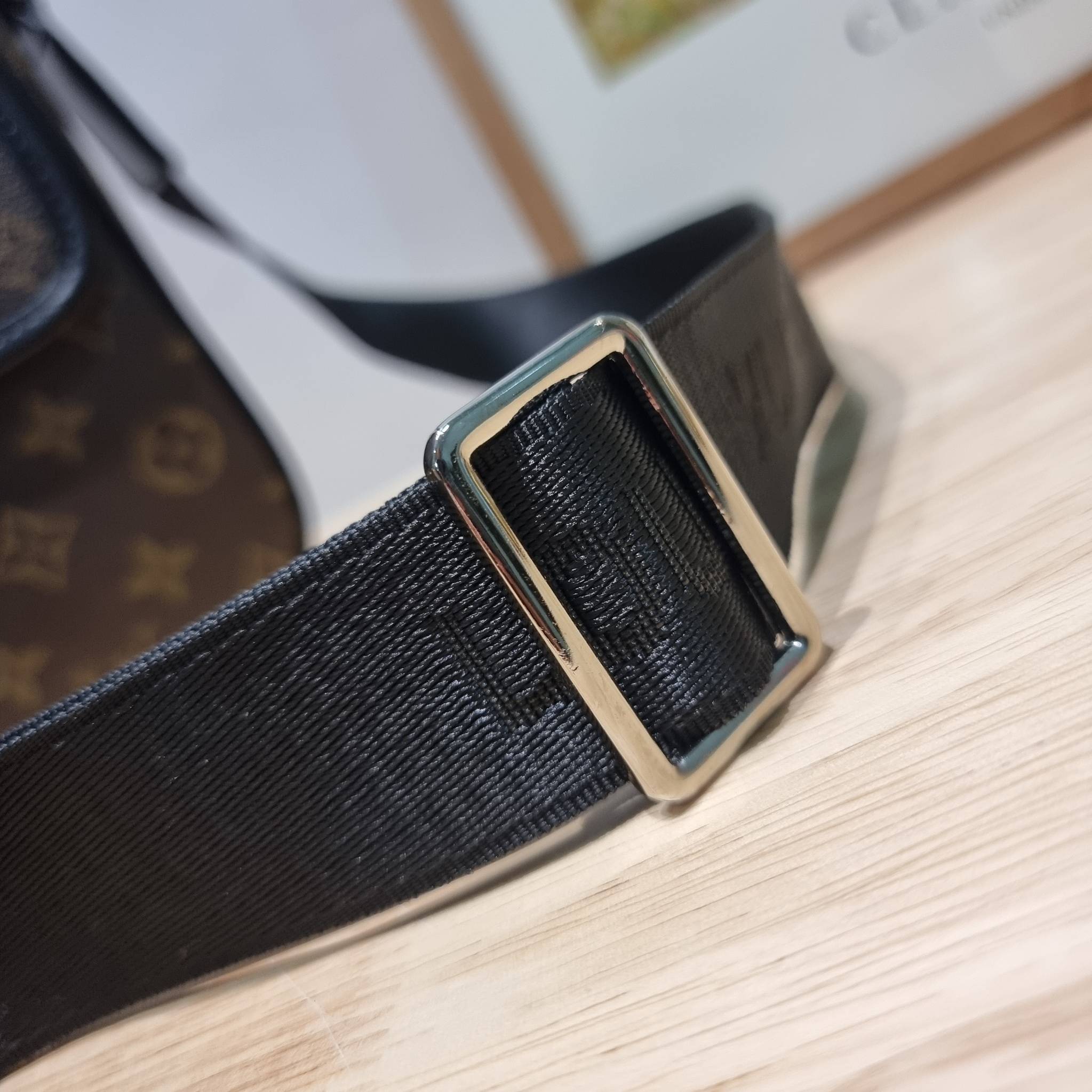 LV bass macassar monogram bag ของใหม่จัดให้หนุ่มๆ กับกระเป๋าสะพายทรงแมสเซ็นเจอร์ ไซส์กำลังดี เหมาะกับหนุ่มๆที่รักความคล่องตัว วัสดุหนังแคนวาสตัดสลับหนัง