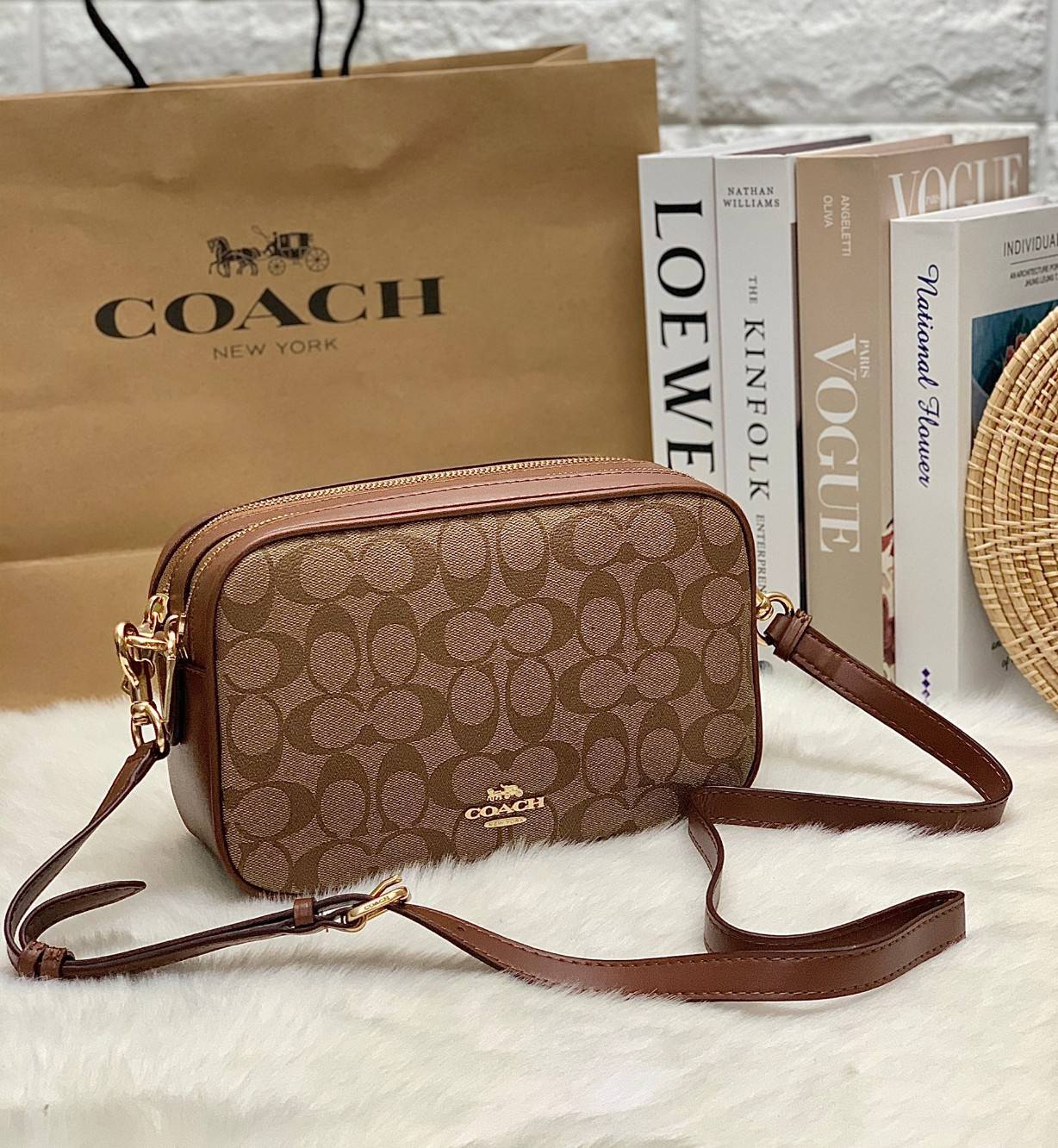 ใครรออยู่จัดเลยค่ะ มากี่รอบไม่พอจริงๆค่ะ😁 COACH JES CROSSBODY IN SIGNATURE BAG กระเป๋าสะพายข้าง//ครอสบอดี้ร์ วัสดุหนังแท้ หนังนิ่มทรงสวย 🔺อะไหล่ป้ายห้อยโลหะแบรนด์นะคะ กระเป๋าแบ่ง2ซิป แต่ละช่องกว้าง สามารถใส่กระเป๋าเงินใบยาวได้; ของจำเป็นได