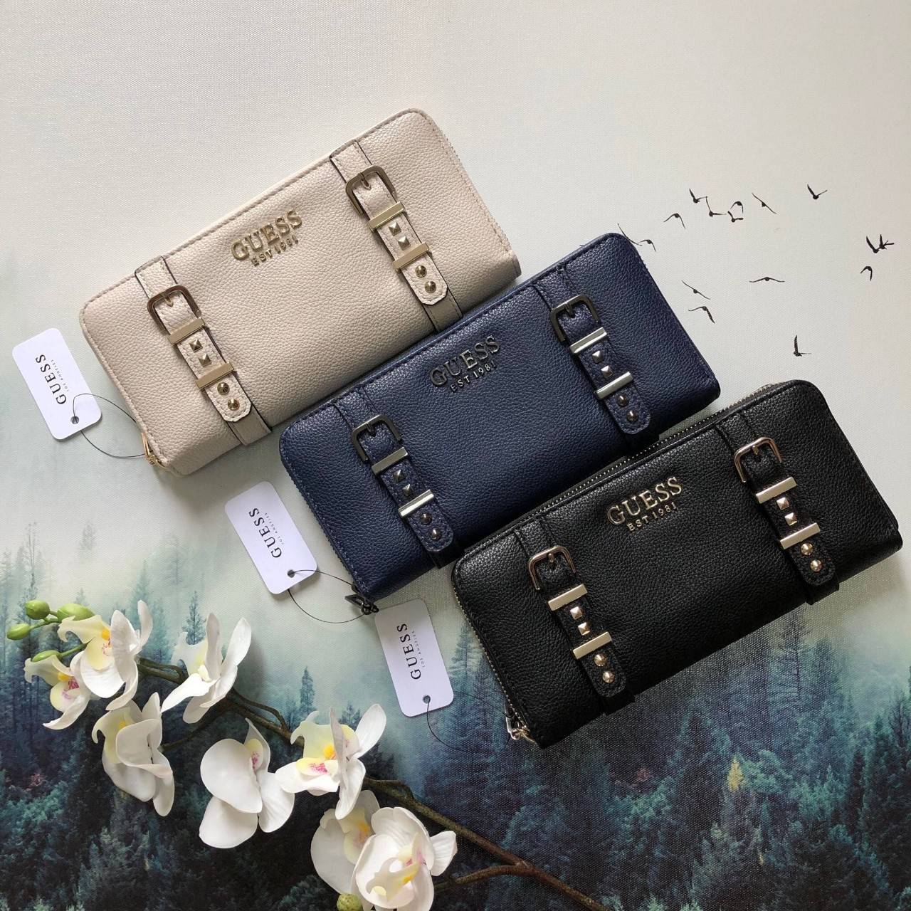 Guess long wallet กระเป๋าสตางค์ใบยาวซิปรอบ วัสดุ pu. เนื้อนุ่ม ภายในมีช่องใส่บัตร ธนบัตร และช่องซิปใส่เหรียญค่ะ