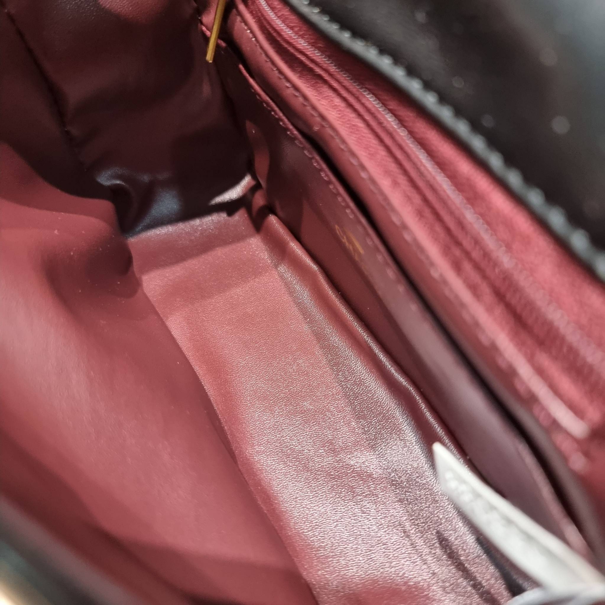 CHANEL GIFT SET สุดหรูชวนให้สะสมส่งท้ายปี กับไอเท็มลิมิเต็ดและ best seller พร้อมเสิร์ฟครบชุด สุดคุ้ม มาพร้อมกระเป๋าสะพายถึง 2 ใบ เด็ดทั้งคู่ๆ วัสดุหนังวัว และยังไม่พอ มีกระเป๋าสตางค์แถมให้ไปอีก 1ใบ สวยครบจบในเซ็ทเดียว!!