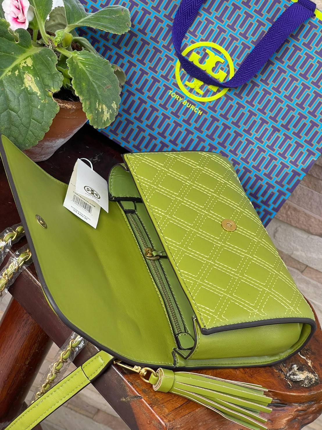 TORY BURCH Fleming Convertible Shoulder Bag ดีไซน์น่ารัก ดูแพงไม่เป็นรองใคร ใช้ได้ทั้งทั่วไปและออกงาน สาว ๆ คนไหนที่กำลังมองหากระเป๋าสะพายไหล่น่ารัก ๆ สักใบที่มีดีไซน์โดดเด่น สะดุดตาล่ะก็ไม่ควรพลาดกับ Collection นี้เลยค่ะ เพราะ Fleming นั้นเป็นรุ่นที่เรีย