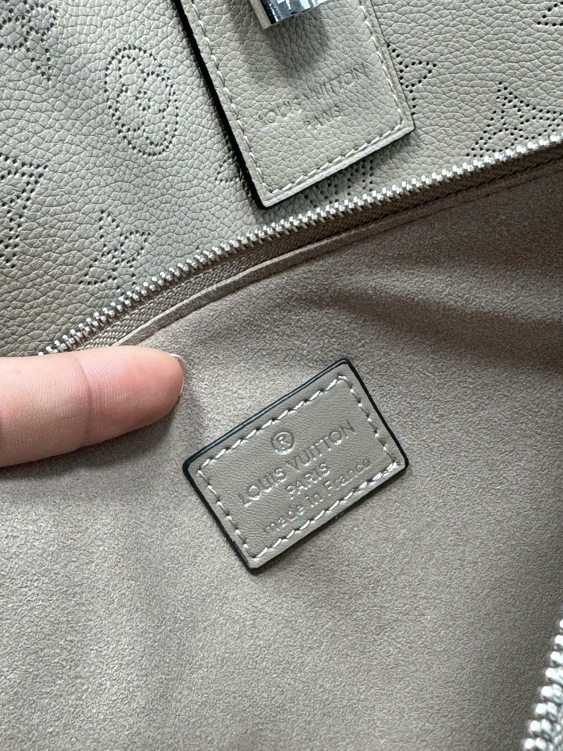 ORI หนังแท้ | LV Boundless Bag กระเป๋าสะพายทรงโท้ทใบใหญ่ ฉลุลายโมโนแกรมเต็มใบ สวยสุดคลาสสิก โทนสีเรียบง่ายใช้งานง่าย หรูหรามีระดับเหนือกาลเวลา