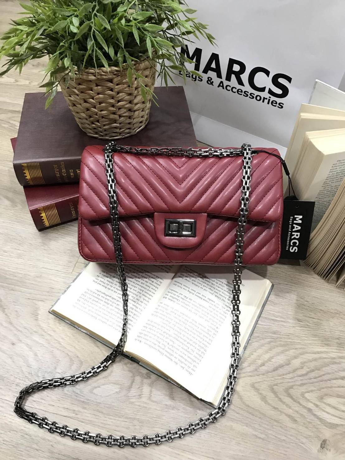 MARCS WOMAN QUILTED CHAIN SHOULD BAG New arrival! กระเป๋าสะพาย วัสดุหนังแกะสังเคราะห์ นิ่มสวย อยู่ทรง ลาย chevron สไตล์ Chanel ขนาดกำลังดี น้ำหนักเบา เปิดปิดด้วยตัวล็อคบิด พร้อมฝาปิดกระดุมแม่เหล็ก ภายในมีหลายช่อง ทั้งบริเวณด้านหน้า และฝาปิด ภายในกว้าง และ