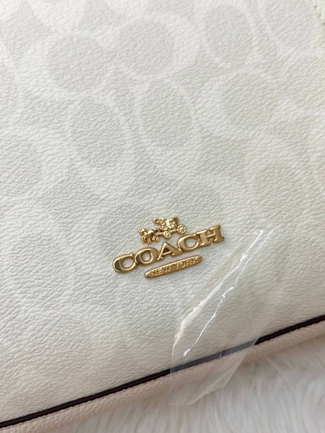 COACH SMALL MARLON SHOULDER BAG ((1600//1597)) 🌈พร้อมส่งที่ไทยอีกครั้ง ตามคำเรียกร้อง ห้ามพลาด! กระเป๋าหิ้ว//คล้องไหล่//สะพายข้างได้ หนังแท้ ทรงสวยมากค่ะ ด้านหน้ามีช่องซิปซ่อนแบบหนังห้อยให้2ช่อง ใส่ของจุกจิกค่ะ เปิดปิดกระเป๋าแบบซิป ภายในกว้างใส่ขอ