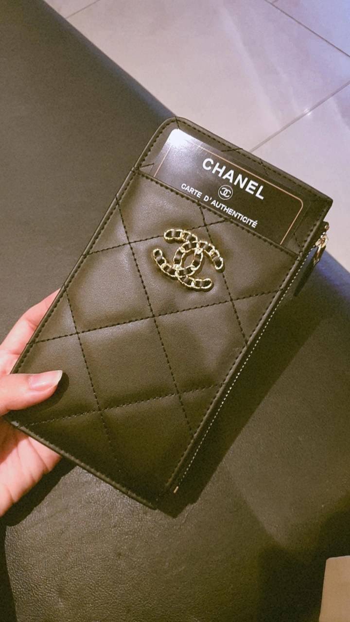 CHANEL LONG WALLET CARD PHONE HOLDER พร้อมส่งครบ 3 สี ❤️🖤🤍 พร้อมส่งที่ไทยค่าา กระเป๋าสตางค์รับทรัพย์ แนะนำรุ่นนี้เลยคะ งานพรีเมี่ยมกิ้ฟท์จากเค้าเตอร์ต่างประเทศ กระเป๋าสตางค์ทรงสวย สะดุดตา หนังสัมผัสลายด้าน จากแบรนด์ 𝗖 Ǖ