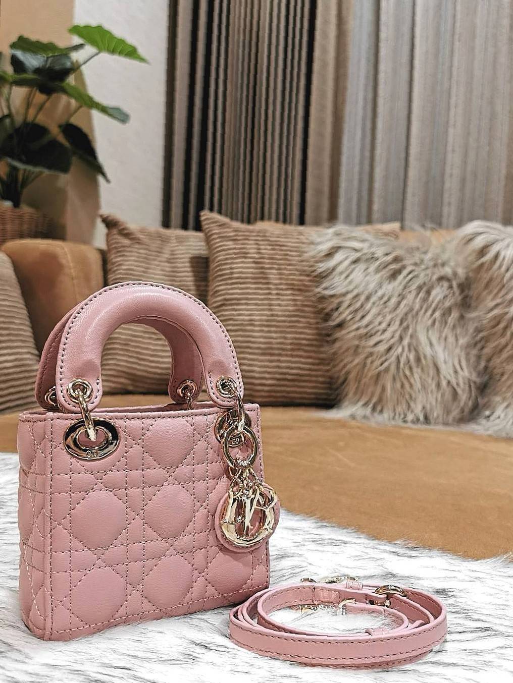 VIP 】CHRISTIAN DIOR MINI BAG VIP GIFT วัสดุหนังแท้ Calfskin ทรงเหลี่ยมหนังสวยหรูอยู่ทรงขึ้นลายเอกลักษณ์แบรนด์ ประดับTAGห้อยโลโก้แบรนด์อะไหล่ทองด้านหน้า เปิดปิดด้วยฝาปิด ภายในโล่งมีโลโก้สามารถใส่มือถือของจุกจิกได้ หูจับถนัดมือ สายสะพายหนังยาวถอดได้ปรับระดั