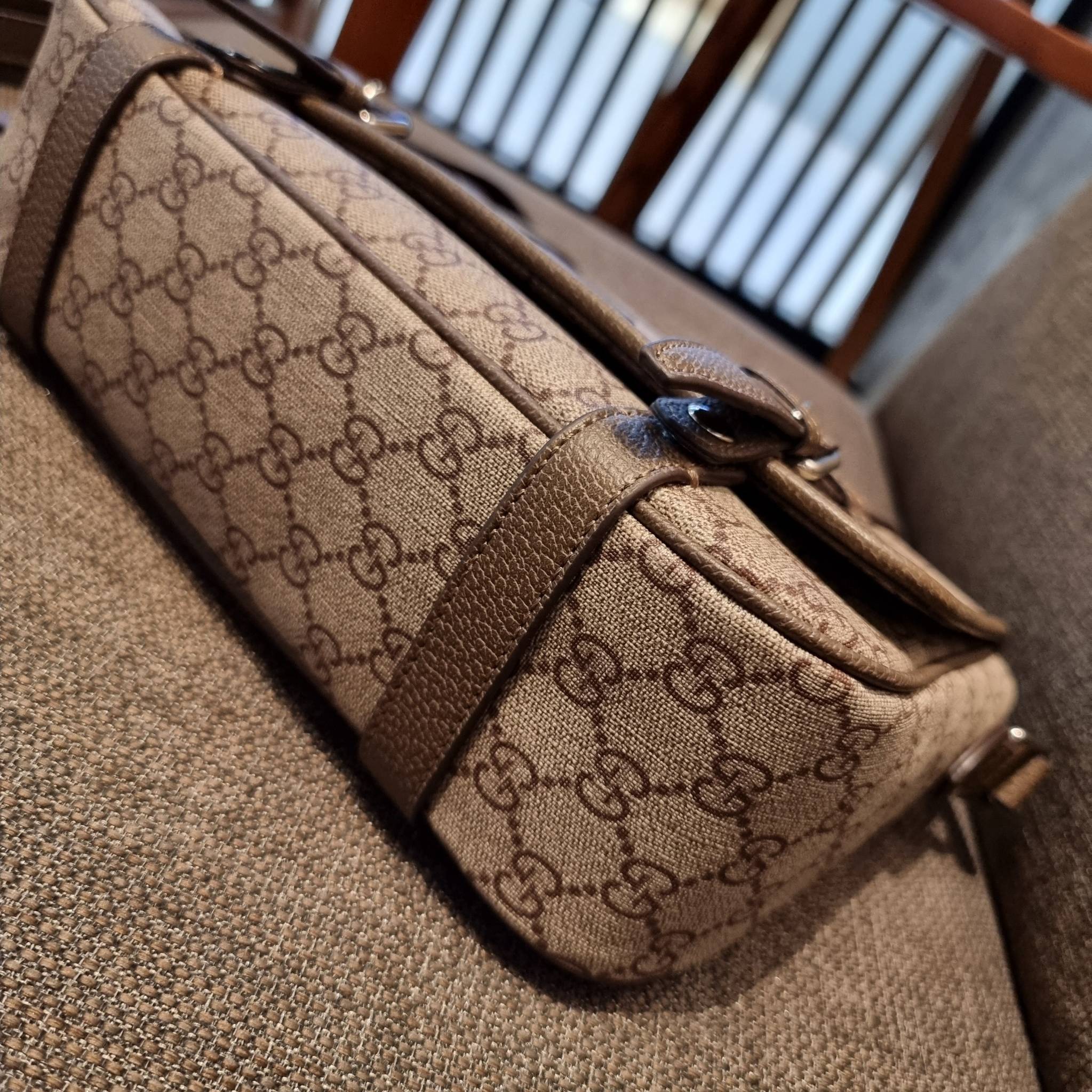 Gucci GG Supreme messenger bag GC MESSENGER VINTAGE BAG กระเป๋าสะพายข้างทรงแมสเซนเจอร์ ย้อนยุค ลุคผู้ดีแบบลูกคุณ ดีไซน์ unisex ใช้ได้ทั้งชายและหญิง พรีเมี่ยมกิ๊ฟวีไอพี วัสดุหนังแคนวาส ใช้งานง่ายด้วยฝาเปิดกระดุมแม่เหล็ก ด้านหลังมีช่องเก็บของจุกจิกได้ ภายใน