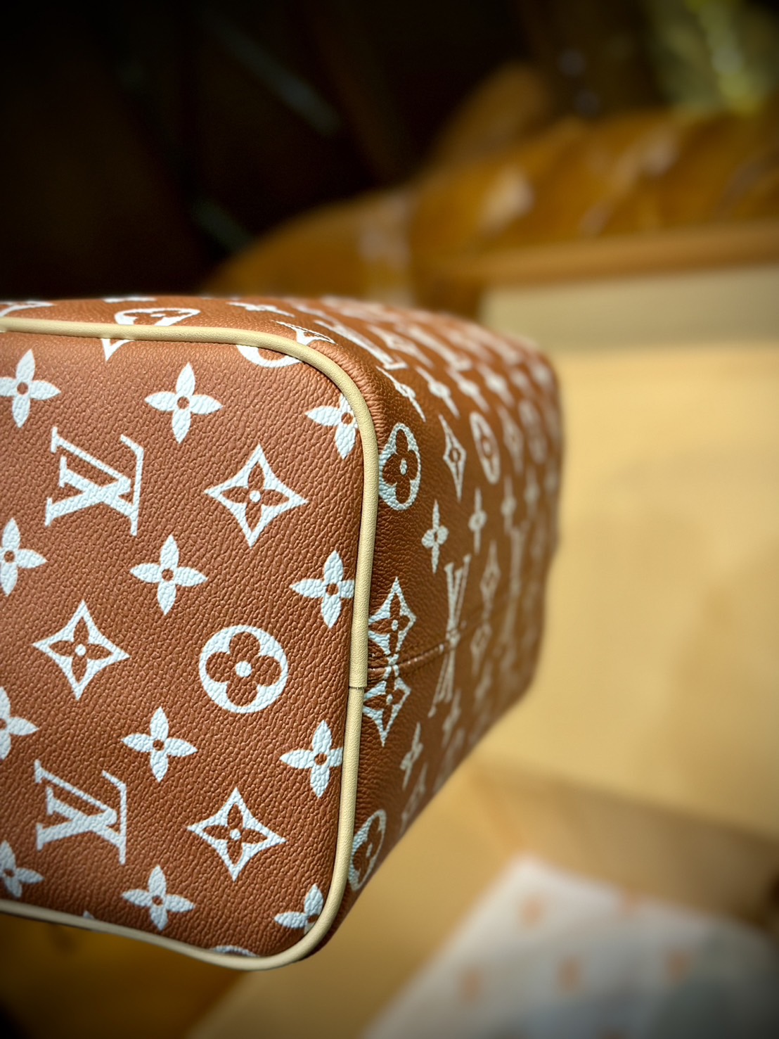 LV Speedy P9 Bandoulière 25 กระเป๋าสะพายสปีดี้รุ่นใหม่หรูหรา กระเป๋าทรงหมอนท็อปฮิตดีไซน์ใหม่ต้อนรับฤดูร้อน โดดเด่นด้วยการตกแต่งลายพิมพ์สดใส รูปทรงสวยตลอดกาล