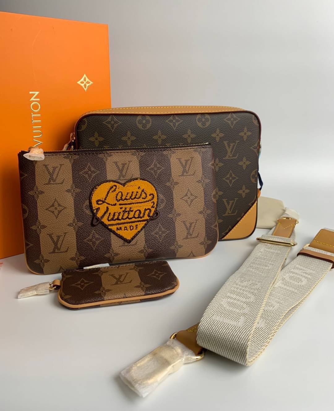 LV Trio messenger เกรดใช้งานสลับใบจริงได้ เทพออริจินอล เนื้องานสวยงาม หนังแท้ ใช้ได้ทั้งชายหญิง ภาพสินค้าถ่ายจากงานขายจริงใช้งานต่างประเทศได้