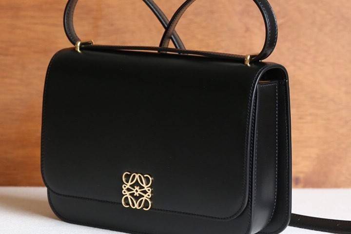 LOEWE CROSSBODYBAG VIP GIFT WITH PURCHASE (GWP) กระเป๋าสะพายพรีเมี่ยมกิ๊ฟ Limited Edition จากน้ำหอม LOEWE DUTY FREE วัสดุหนังแท้ Calf Leather หนังเรียบสวยอยู่ทรงดีไซน์สุดคลาสสิค เปิดปิดด้วยฝาปิดโลโก้แบรนด์อะไหล่ทองหรู ภายในมีช่องแบ่งหลายช่องแยกเป็นสัดส่วน