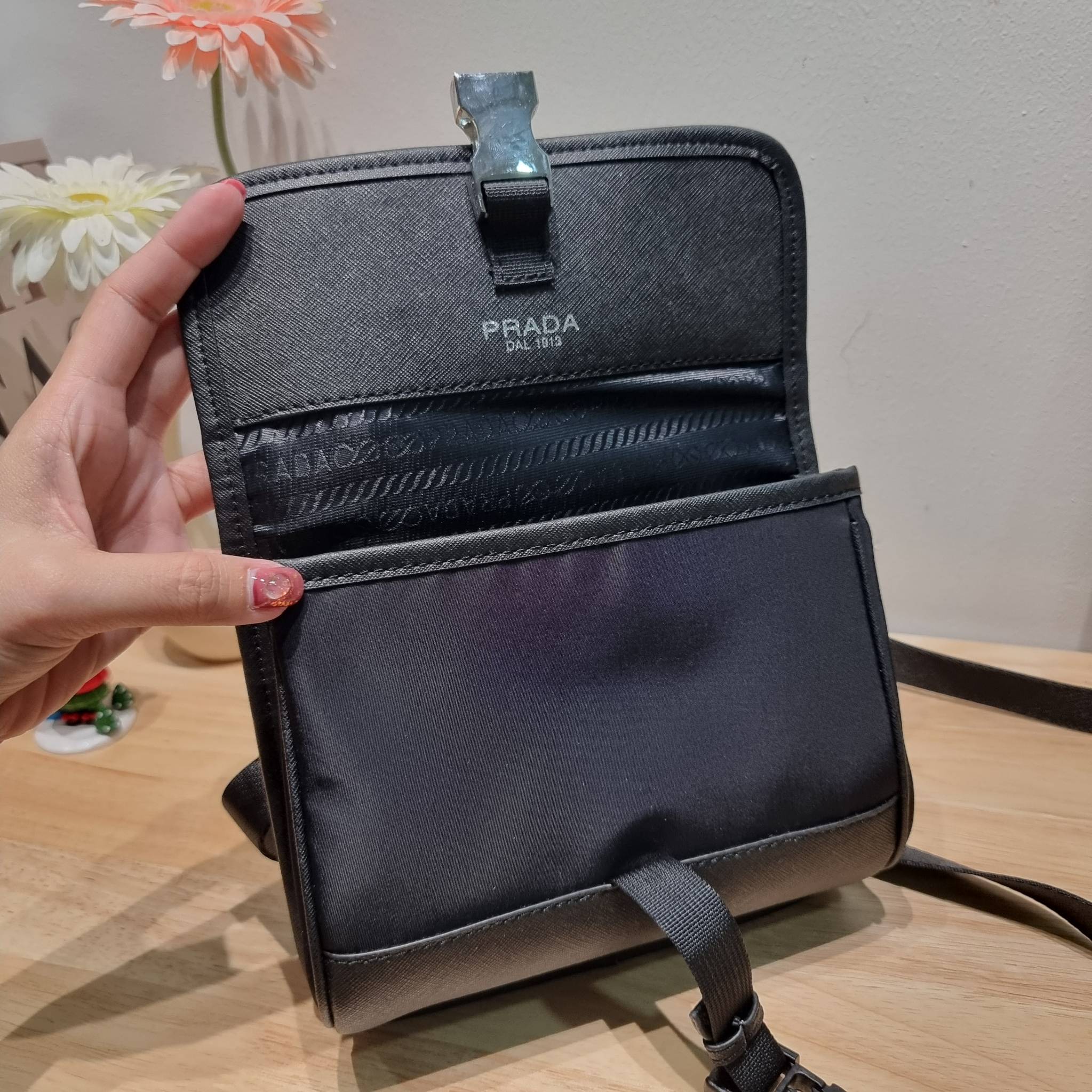 PRADA RE-NYLON AND SAFFIANO LEATHER SMARTPHONE CASE / PRADA Messenger Bag กระเป๋าสะพายสปอร์ต ดีไซน์หรู เรียบง่าย ดูแพง น้ำหนักเบา สายสะพายถอดออกได้