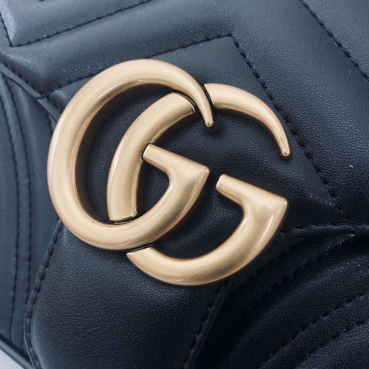 GUCCI GG Marmont Small Shoulder Bag กระเป๋าสะพายรุ่นคลาสสิค แต่งโลโก้สีทองโดดเด่น สวยหรูดูแพงขับผิว อัพลุคได้สบายๆ ด้านหลังดีไซน์รูปหัวใจ 🖤