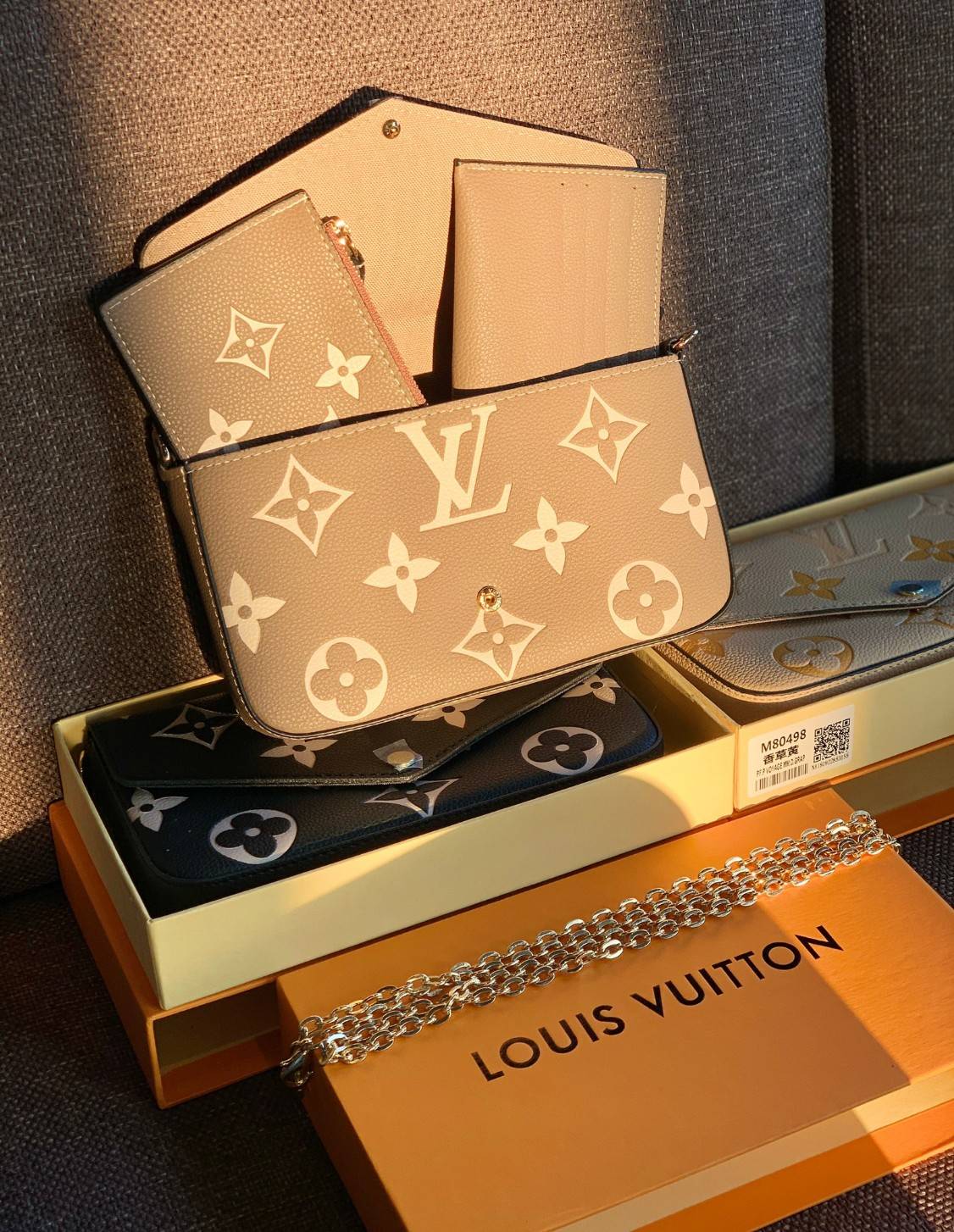 VIP 】Louis Vuitton Pochette Felicie ใบจริงหนังสวยมากๆค่า! ✔️กระเป๋าแบบคลัท มีสายสะพายโซ่มาให้ด้วยค่ะ ✔️หนังแกะสังเคราะห์อย่างดี ลายหนังสวย ปั้มลายแบรนด์ทั้งใบ ✔️รุ่นนี้มาพร้อมกระเป๋าเล็ก สำหรับใส่บัตรได้1ใบ//ใส่ธนบัตรแบบมีซิปรูดอีก1ใบ