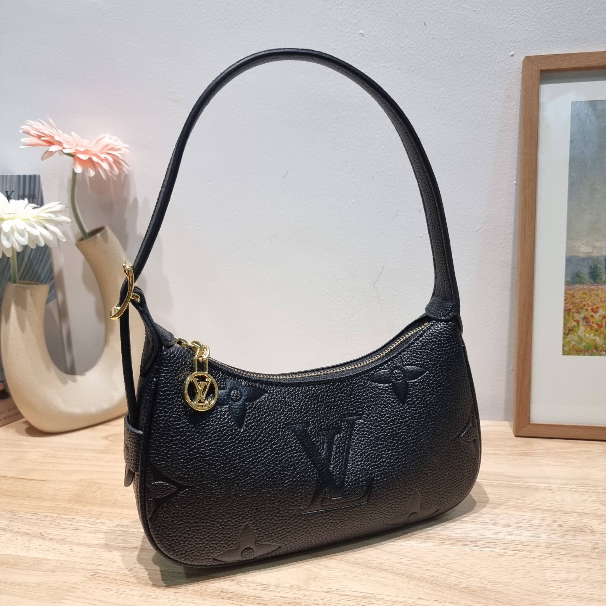 LV Mini Moon Monogram Empreinte Leather ใหม่ล่าสุด สวยสับ สวยตัวแม่ ไอเท็มเก๋ๆ ใบเดียวก็เลิศ กับกระเป๋าสะพายทรงพอช ขนาดกำลังน่ารัก พกพาง่าย รูดใช้งานสะดวกด้วยซิป ภายในเป็นช่องโล่ง มีช่องซิป ส่วนสายสะพายปรับสั้นยาวได้ตามเหมาะสม ดูดี ดูแพงทุกสี