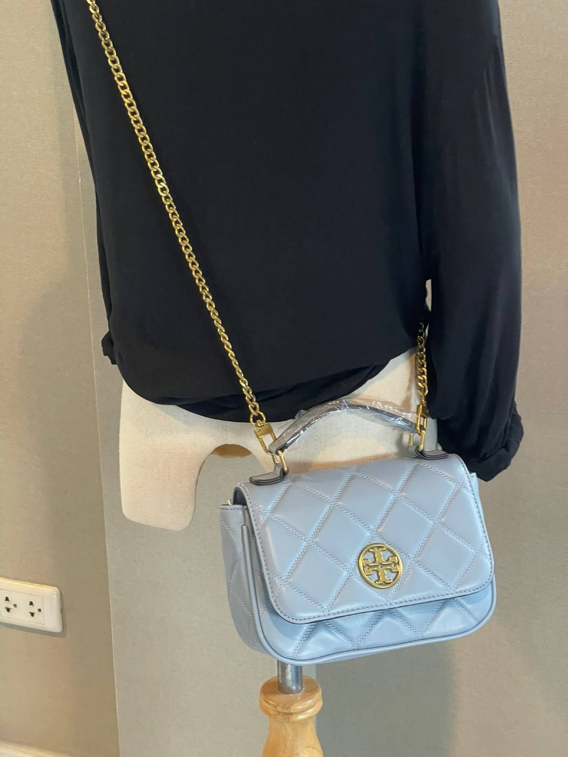 Tory burch crossbody and mini top handle Bag กระเป๋าถือที่มีดีไซน์แสนจะธรรมดาแต่ให้ลุดสุดชิด โดยลวดลายการเดินด้ายกระเป๋าที่มีรสนิยมดูแล้วคลาสสิค ตัวกระดุมของกระเป๋าเปิด-ปิดได้ง่าย หนังมีความนิ่ม จะถือก็ให้ความเก๋ได้อีกแบบ เหมาะกับการไปเที่ยวทั้งในวันสบาย