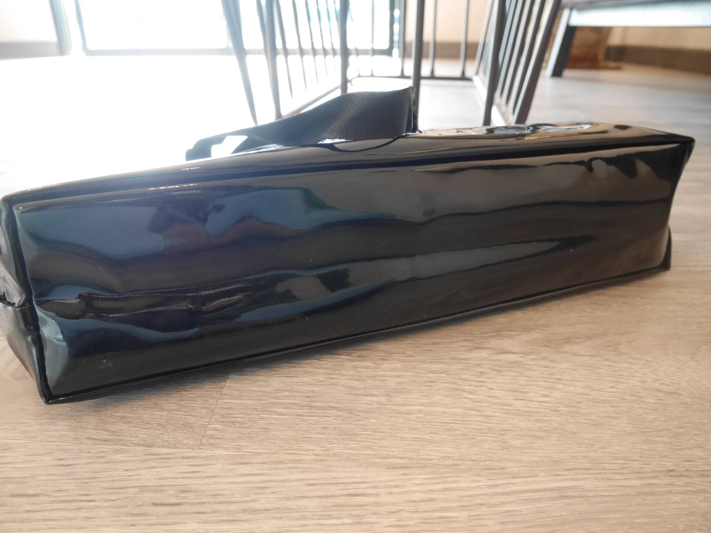 New! กระเป๋าใบใหญ่ทรง Tote จากแบรนด์ Chanel VIP gift Bag ของแท้ 100% ทำจากผ้าหนา Polyester ฐานล่างกระเป๋าทำจากหนังแก้วผิวมันเงา สวยหรู สกรีนโลโก้ชาแนลหน้าหลัง หัวซิปปั้มโลโก้ ด้านในเป็นช่องกว้าง และมีอีกหนึ่งช่องเก็บของ รุ่นนี้สะพายไหล่ สวยมาก น้ำหนักเบา 