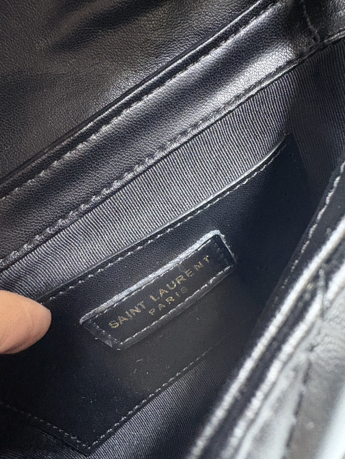 ORI หนังแท้ | YSL Le 57 Hobo Shoulder Bag / YSL Hobo Bag กระเป๋าสะพายทรงโฮโบ หนังสัมผัสนิ่มมือ ดีไซน์เรียบหรู ภายในโล่งกว้าง สามารถจุของสำคัญได้อย่างครบถ้วน ใบจริงหรูหรา ดูแพง มีไว้ติดบ้านสักใบ ยังไงก็คุ้มค่าจ้า