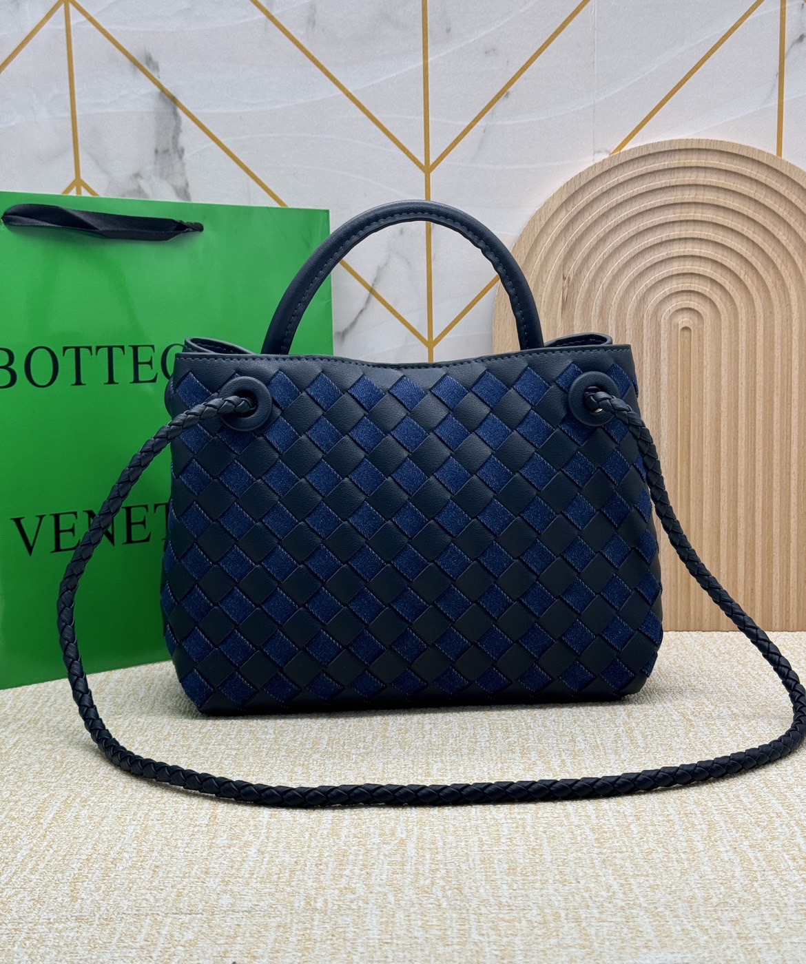 BOTTEGA Small Andiamo Denim Shoulder Bag 25cm / BOTTEGA Tote Bag กระเป๋าสะพายดีไซส์สาน วัสดุเดนิมคอตตอนรุ่นใหม่ สวยงามเป็นเอกลักษณ์ เกรดออริ 1:1 ใช้งานต่างประเทศได้