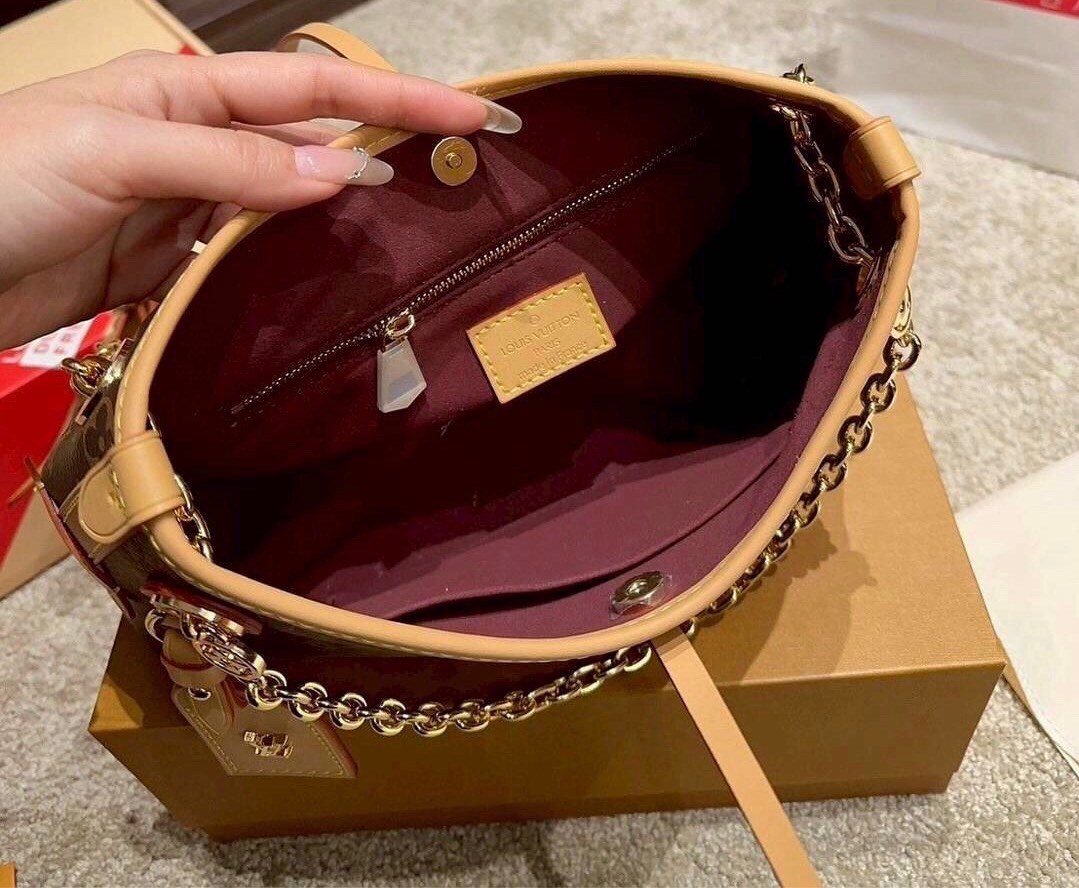 LV CarryAll BB bag กระเป๋าสะพายแครี่ออล ไซส์ใหม่ ดีไซส์ใหม่สุดไอคอนิกปรับโฉมใหม่ประจำฤดูกาลในดีไซน์สุดชิค ตกแต่งสายโซ่สีทองงดงามด้วย Monogram Flower