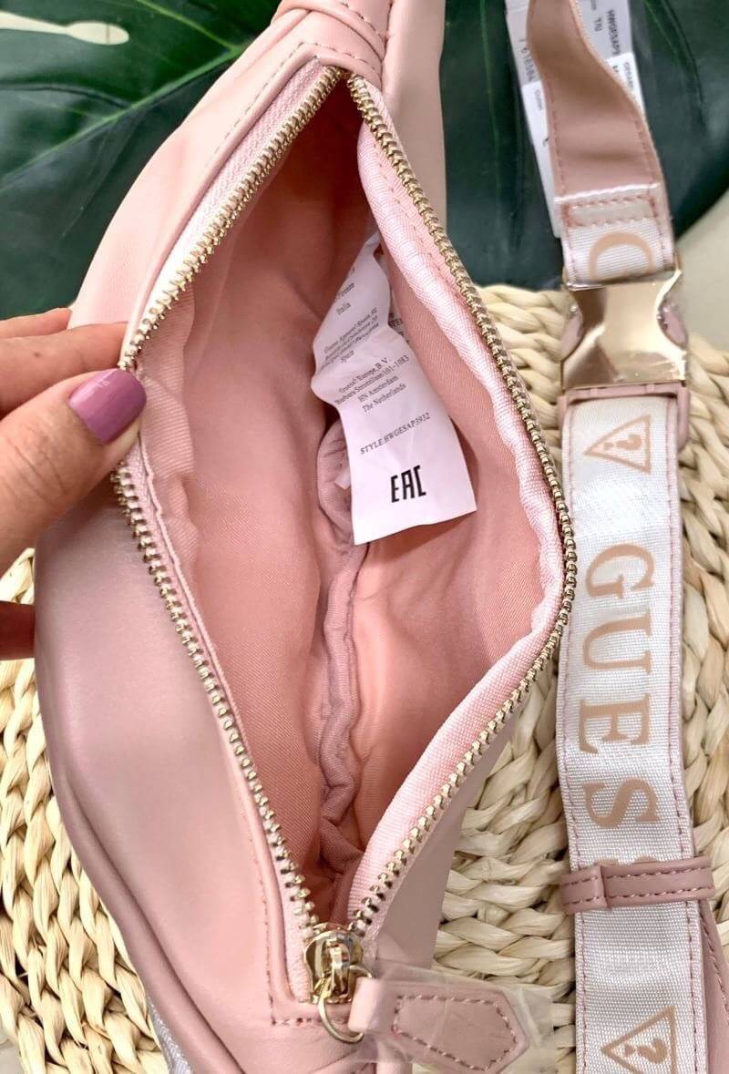 GUESS GESABEL GYM FANNY PACK กระเป๋าคาดอก//คาดเอว ใบงาม ขนาดกำลังดี วัสดุหนังนิ่ม เบา ด้านหน้ามีโลโก้แบรนด์ พร้อมช่องซิปหนึ่งช่อง ช่องซิปหลักกว้าง ใส่ของได้จุ ค่ะ สายคาดตีแบรนด์ตลอดสาย เลื่อนปรับฟรีไซด์น่ะค่ะ สินค้าพร้อมส่ง ใบจริงน่าใช้มากๆค่ะ