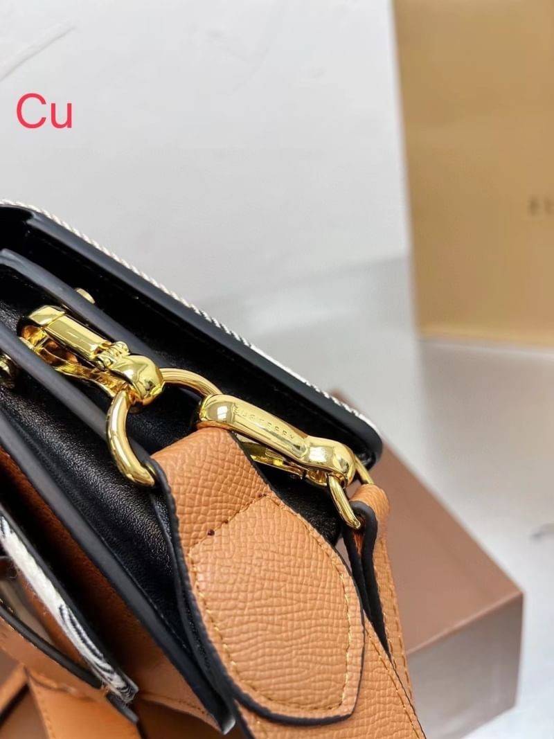 Burberry House Check Buckle Bag / The Small BB Buckle bag in House Check and Leather ปังไม่ไหววว ใครจะกล้าต้าน! มาใหม่ งานเรียบหรูลงตัวสุด ให้ความวินเทจนิดๆ ติดโมเดิร์นหน่อยๆ ได้ทุกลุค เกรดงานสวย.น่ารักมากๆ ใช้ได้ Everyday Look เลยค่า