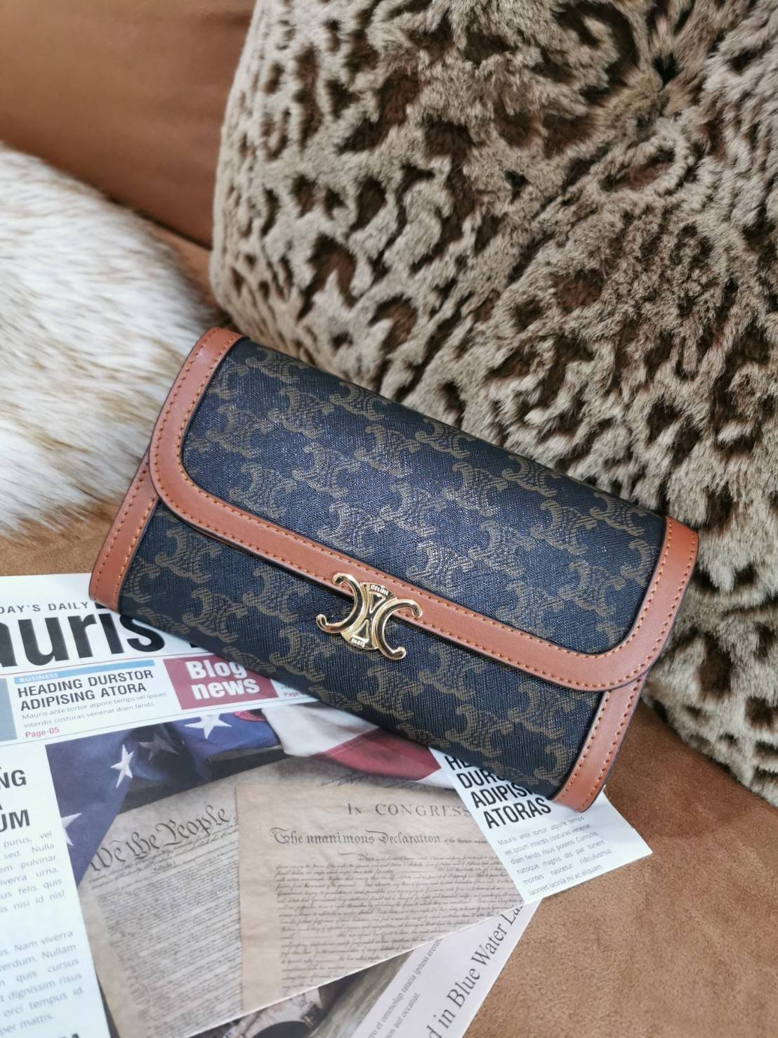 CELINE CLUTCH BAG WITH CHAIN VIP GIFT WITH PURCHASE GWP กระเป๋าพรีเมี่ยมกิ๊ฟ Limited จาก CELINE HAUTE PARFUME DUTYFREE COUNTER วัสดุ Triomphe Canvas หนังสวยอยู่ทรงเปิดปิดด้วยฝาปิดกระดุมประดับโลโก้แบรนด์สีทองด้านหน้า ภายในมีช่องแบ่งหลายช่อง มีช่องใส่บัตรหล