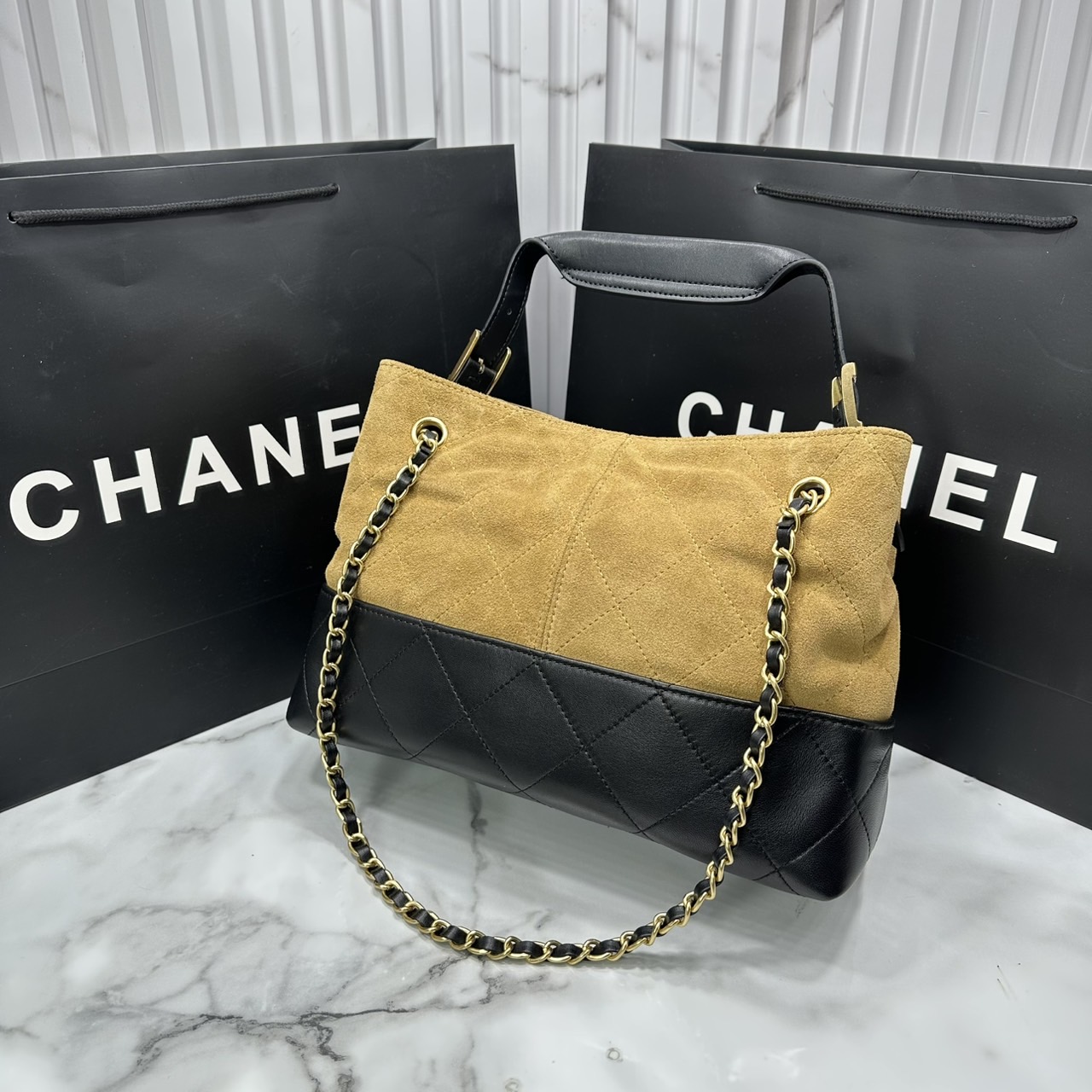 ORI หนังแท้ | CHANEL Shopping Bag 25A Suede Bag กระเป๋าช้อปปิ้งทรงโท้ทหนังกลับสีทูโทน ในคอล Métiers Dart 2024/25 ดีไซน์ใหม่หนังกำมะหยี่โทนน้ำตาล ใช้งานง่าย
