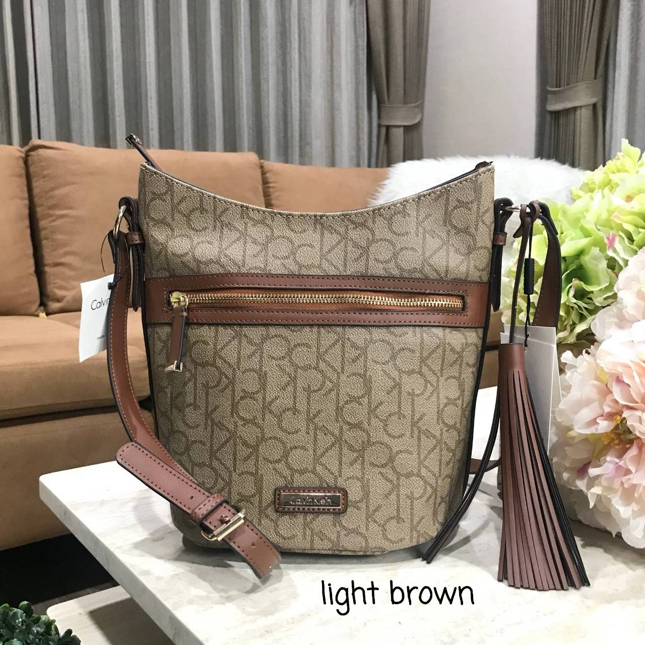 Calvin Klein CrossBody Bag Y2019 Newvin! กระเป๋าสะพายหนังสวยอยู่ทรง ลาย Signature แบรนด์รอบใบ ทรงถัง เปิดปิดด้วยซิป ด้านหน้าประดับโลโก้แบรนด์ อะไหล่ทอง ขนาดกำลังดี น้ำหนักเบา ภายในกว้าง ซับในพิมพ์แบรนด์ ใส่ wallet ยาวได้ พร้อมสายยาว ปรับได้ Crossbodyได้ค่