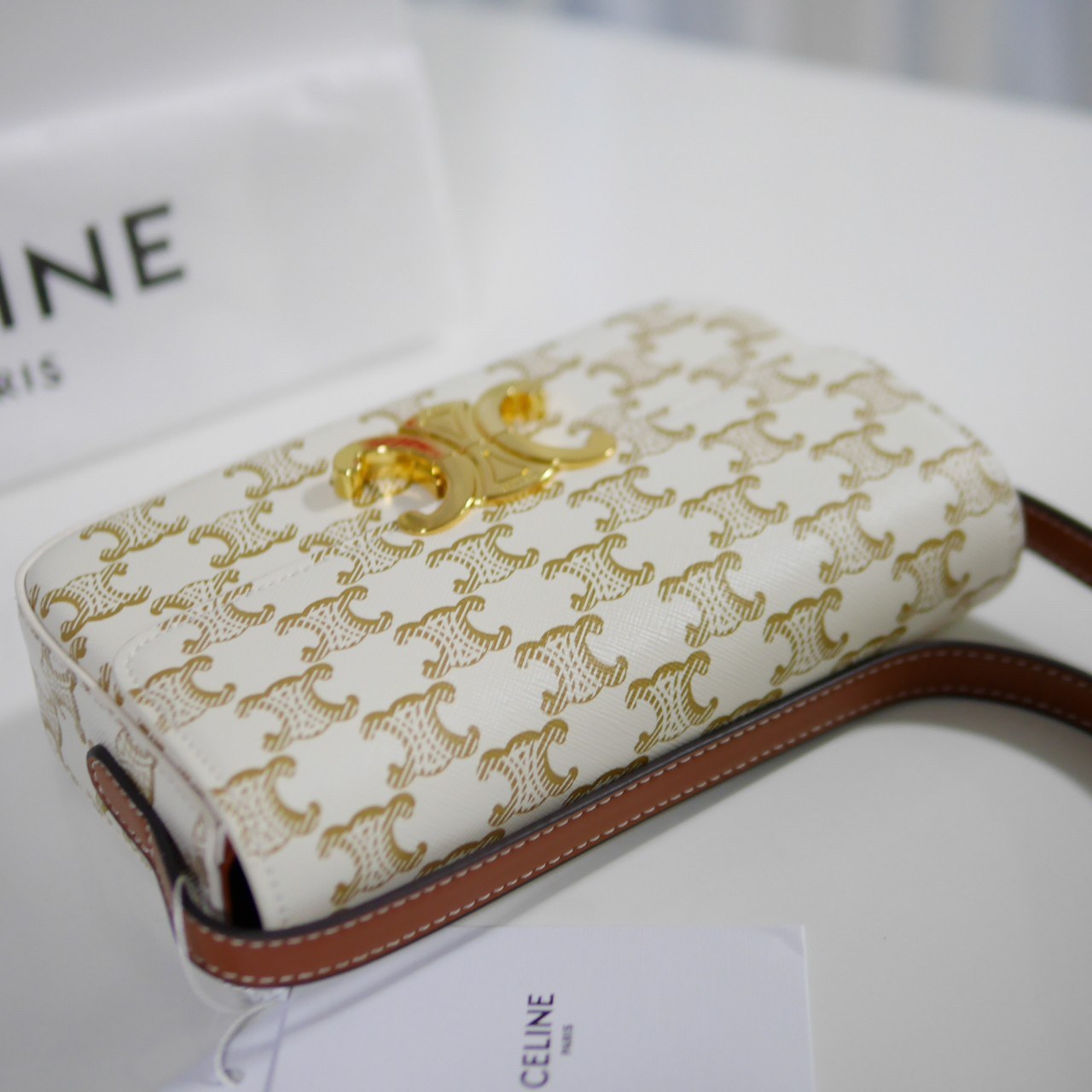 พร้อมส่งที่ไทยแล้วกับ CELINE TRIOMPHE SHOULDER BAG หนังทั้งใบลายสวยหรู ด้านในเปิดด้วยด้วยที่บีบโลโก้อะไหล่ทอง จุของได้กำลังดี ใส่โทรศัพท์ กระเป๋าสตางค์ใบสั้น ของจุกจิกได้ เหมาะกับสาวๆในวัน