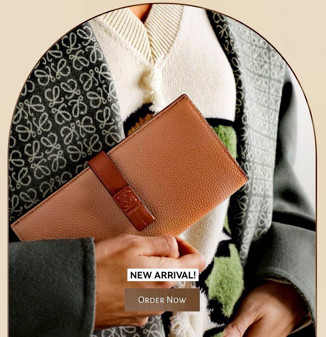 LOEWE LONG WALLET BAG VIP วัสดุหนังแท้เทคเจอร์สวยอยู่ทรงปั้มโลโก้แบรนด์ด้านหน้าเปิดปิดด้วยกระดุม ภายในมีช่องใส่ธนบัตรหลายช่อง ช่องหลักสามารถใส่มือถือได้ มีช่องซิปใส่เหรียญ ช่องใส่ธนบัตรใส่แบงก์พันได้ สวยน่าใช้ พร้อมส่งที่ไทยสุดคุ้มห้ามพลาด!