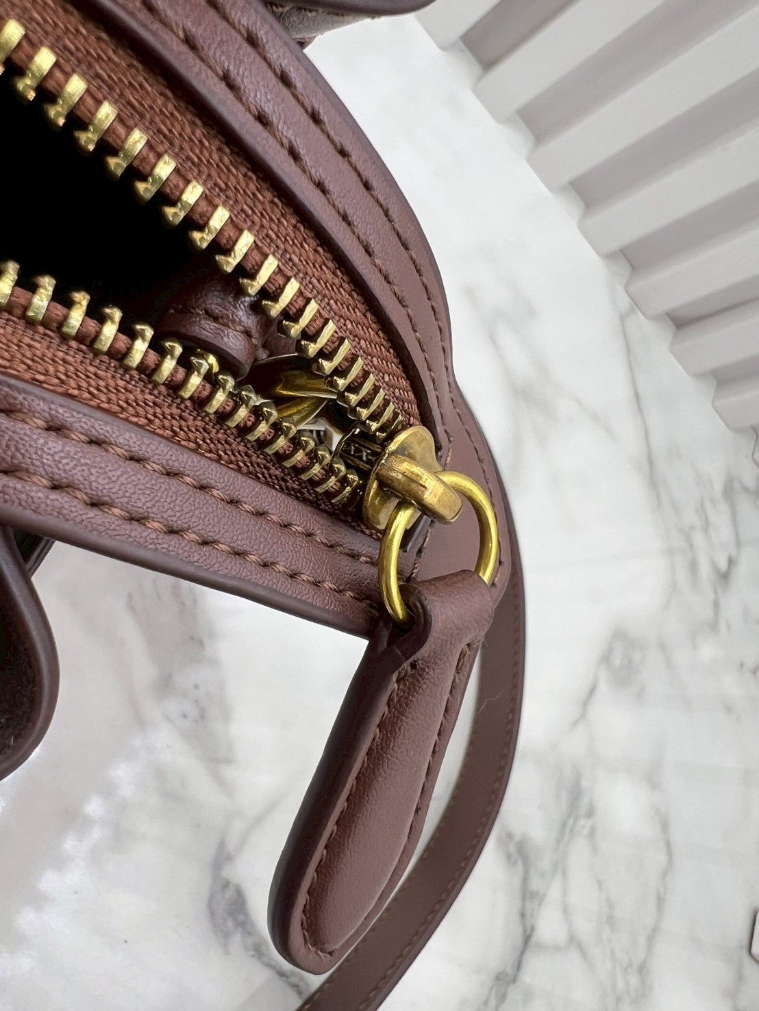 ORI หนังแท้ | Coach Soft Empire Carryall Bag 28 กระเป๋าสะพายทรงโฮโบ รุ่นใหม่ล่าสุด ดีไซน์เรียบง่าย สะพายไปคาเฟ่ ไปเที่ยวถ่ายรูปสวยๆ คือเหมาะสุดๆ หูสะพายยาว พอดีไหล่ ภายในแบ่งสัดส่วนไว้ดี ใบจริงหนังสวยมากๆ