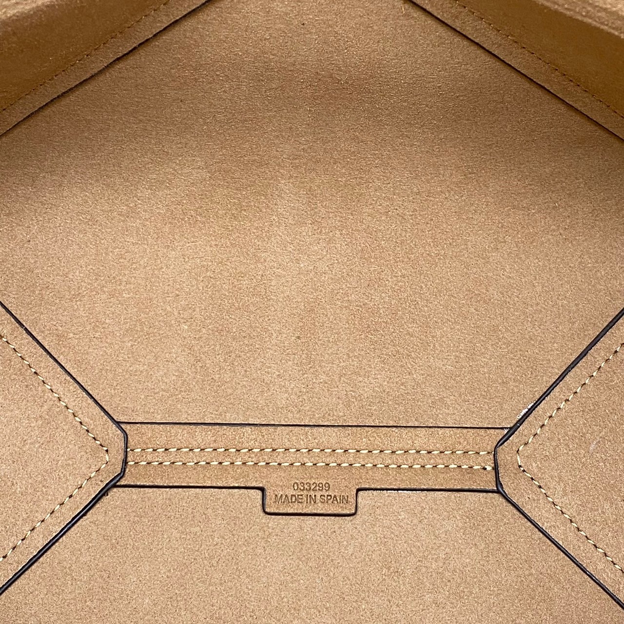 LOEWE Puzzle Fold Tote in shiny calfskin / LOEWE TOTE BAG 27cm พร้อมส่ง กระเป๋าทรงโท้ทใบใหญ่ ใช้งานง่ายเรียบหรู จุของได้เยอะ หนังเรียบสวยอยู่ทรงมาพร้อมสายสะพายยาวถอดได้ พับเก็บได้เป็นเอกลักษณ์