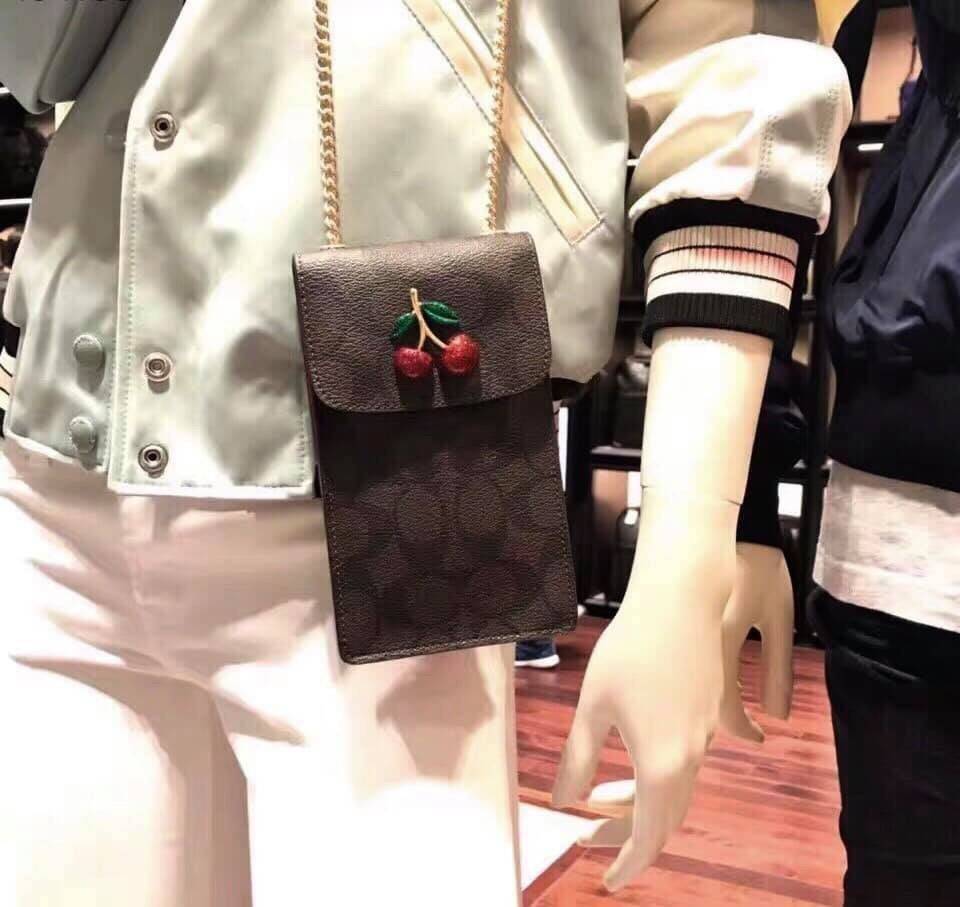COACH F73486 NORTH/SOUTH PHONE CROSSBODY IN SIGNATURE CANVAS WITH FRUIT 🍒🍓🍋 แจกความสดใสกันอีกครั้ง!! กับกระเป๋าสะพายเอนกประสงค์ Case phone ใส่โทรศัพท์มือถือได้ทุกรุ่น ดีไซน์ลายผลไม้ฉ่ำๆ สวยมีเสน่ห์ 💖 วัสดุหนังแคนวาสคุณภาพ ฝ