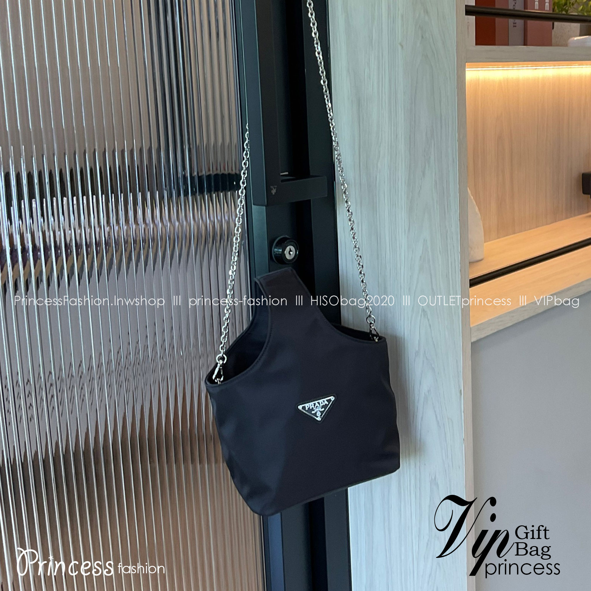 PRADA Tote Bucket Bag 2022 รุ่นใหม่พร้อมส่ง กระเป๋าทรง Handbag & Crossbody แบรนด์ Prada อีกรุ่นที่ขนาดกำลังน่ารัก ตัวกระเป๋าตั้งอยู่ทรงสวย กันน้ำ ด้านหน้าประดับโลโก้ อะไหล่เงิน สวยหรูเว่อร์วัง