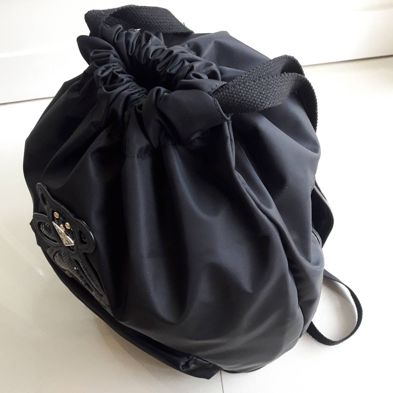 เป้ทรงใหม่ รอบนี้ ก็มานะคะ กระเป๋าทรงเป้หูรูด Nylon Backpack ทรน่ารัก จากงานพรีเมี่ยมกิ้ฟ จากเคาเตอร์ต่างประเทศ ด้านหน้ามีช่องซิปใส่ของ หยิบใช้ง่าย ด้านในเปิดปิดด้วยหูรูด มีช่องแยกด้านในอีกค้า ด้านหลังมีช่องซิปเก็บของสำคัญ เพิ่มอีกช่อง **ขนาดกำลังดีคะ ใบน