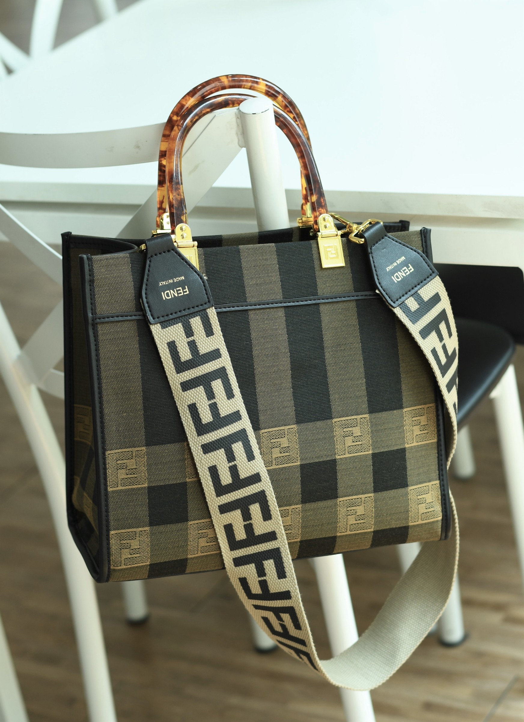 พรีเมี่ยมกิ๊ฟแท้ 100% 】Fendi New Tote Gift bag กระเป๋าถือหรือสะพายไหล่ วัสดุผ้า canvas ปักลายแบรนด์ น้ำหนักเบา ภายในโล่ง จุของได้เยอะ สวยหรู ดูดี คุณนายสุดๆ ไอเท็มแนะนำเลยค่า