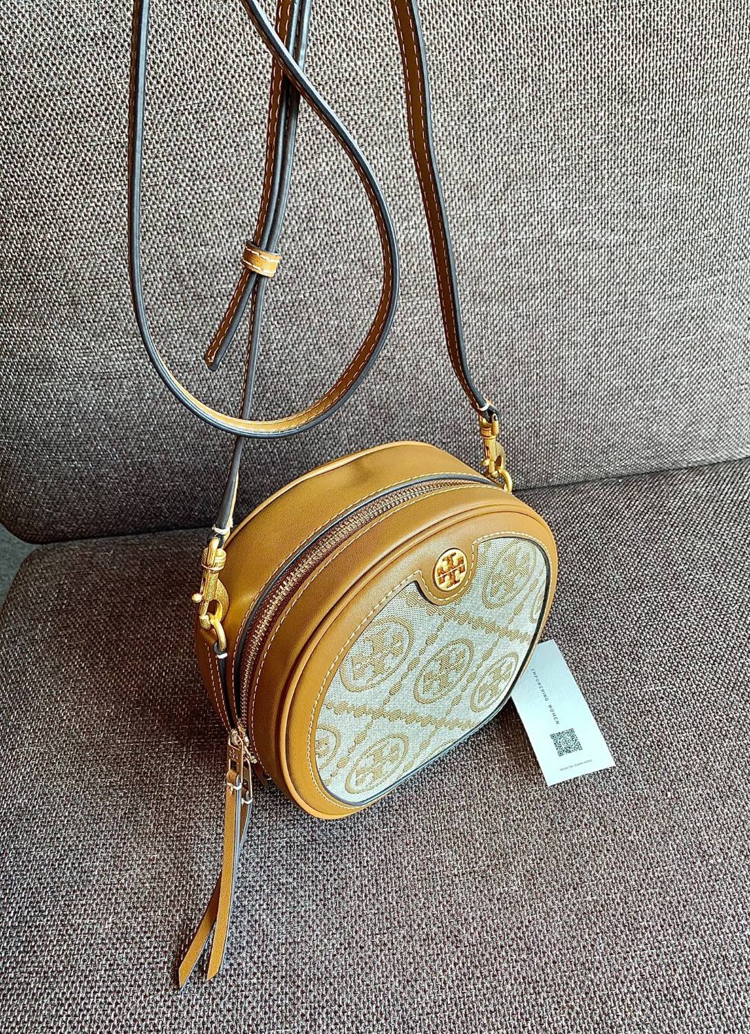TORY BURCH T MONOGRAM JACQUARD CIRCLE BAG ((Large size)) พร้อมส่งที่ไทย สวยก่อนใครที่นี่! กระเป๋าจาก Tory burch รุ่นนี้มาในสไตล์ทรงวงกลม สุดคลาสสิค ดูคล่องตัวมากขึ้น วัสดุJacquardทอลายแบรนด์+ขอบหนังแท้ ได้ลงตัวสวยงามอยู่เหมือนเดิมค่ะ