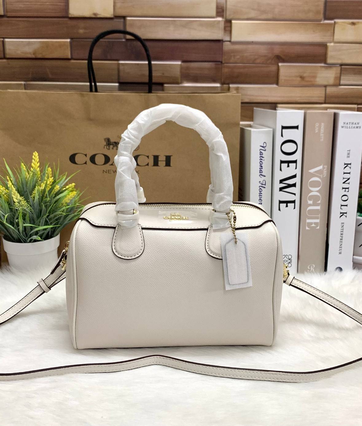 รุ่นอะไหล่ทองเข้าแล้วจ้าา ห้ามพลาดค่ะ Coach Bennett Boston Bag in Crossgrain Leather ((32202)) พร้อมส่ง รุ่นที่สาวๆหลายๆคนถามถึงกันค่า! กระเป๋าทรงหมอน หนังแท้ ลายหนังสวยมากค่ะ ไม่ว่ายุคไหนๆก็สวย ดูดี ทรงฮิตในตำนานค่ะ ✔️อะไหล่ทองหรูสวย เปิดปิดกระเป๋
