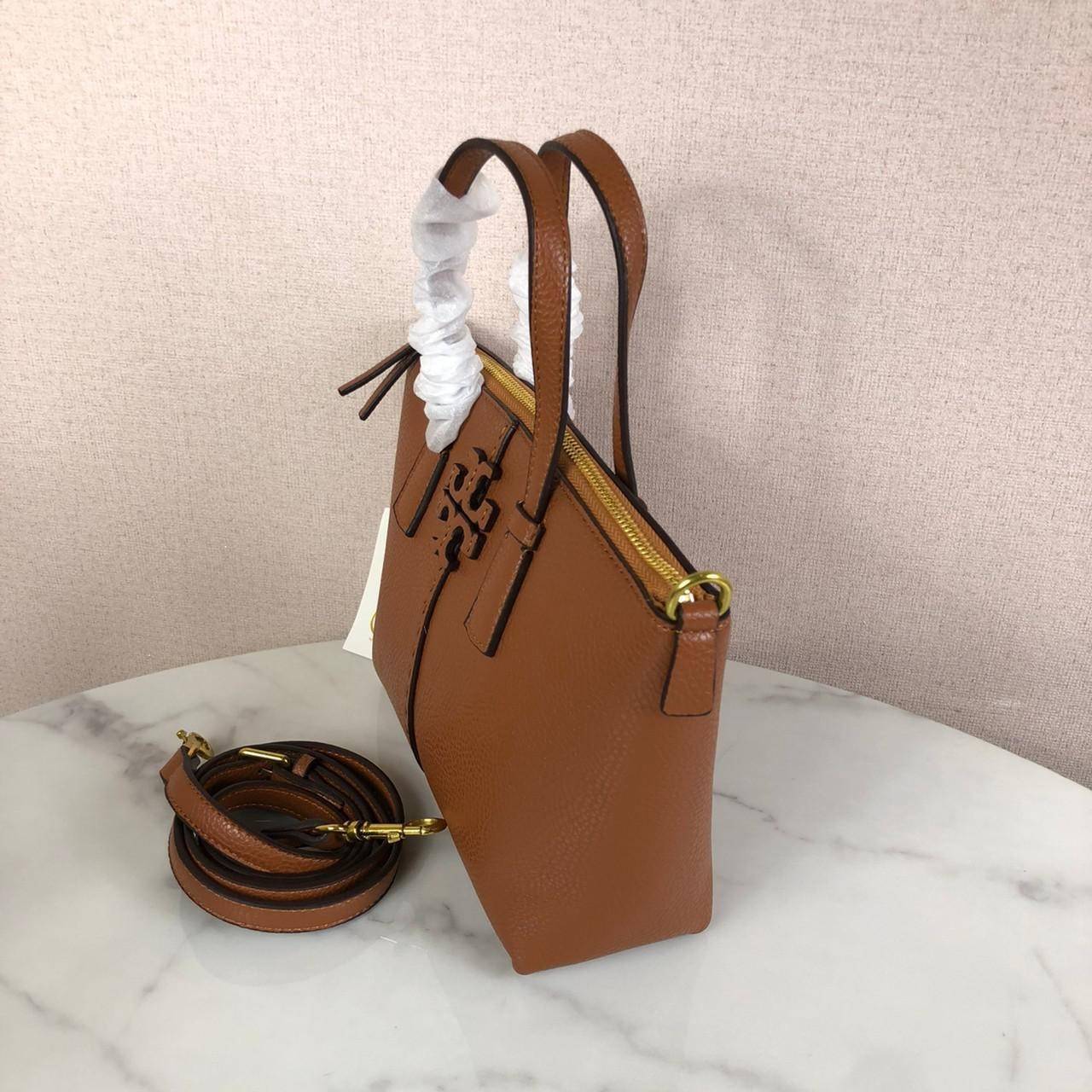 ของแท้ 💯% กระเป๋าถือ หรือสะพาย TORY BURCH เปิด - ปิดกระเป๋าด้วยซิป ด้านในมีช่องซิป 1 ช่องและช่องใส่ของ 2 ช่อง มาพร้อมสายสะพายยาว สามารถถอดและปรับระดับได้ 3 ระดับค่ะ